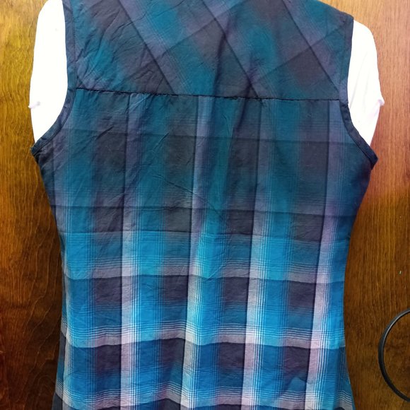 Foxy Jeans sleeveless shoulder cut out button down shirt - Picture 3 of 10